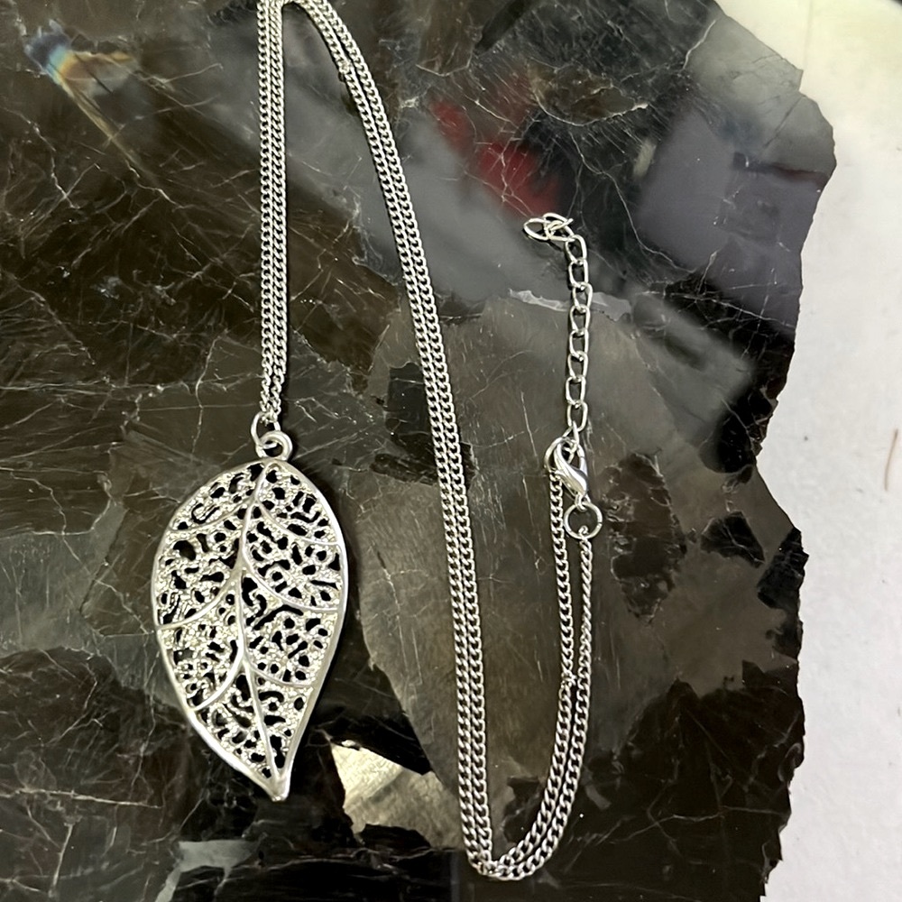 Filigree Silver-Tone Leaf Style Necklace